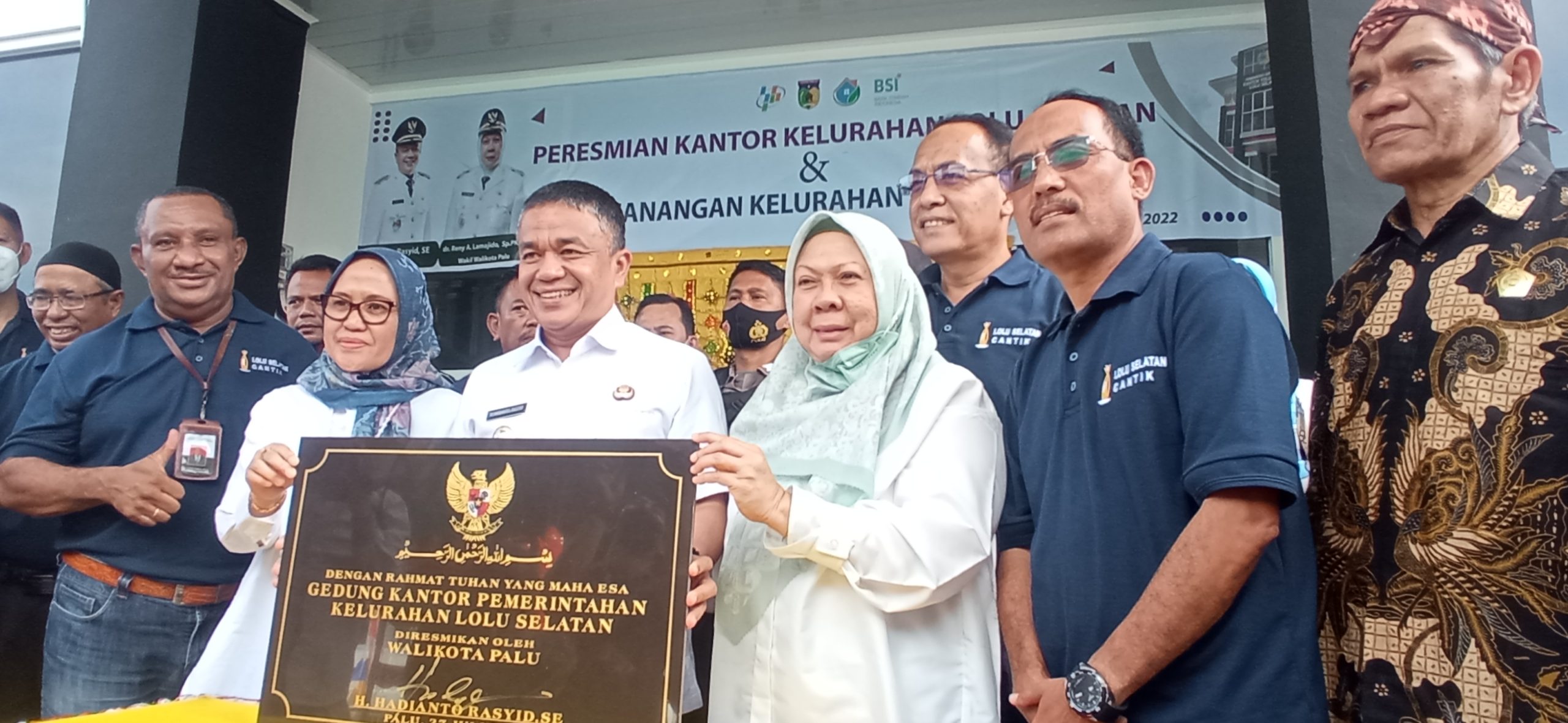 Walikota Palu, disamping wawali kota palu, camat Palu Timur, kepala BPS Provinsi Sulteng, Kepala BPS Kota Palu bersam