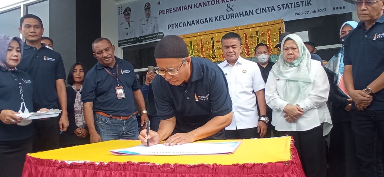 kepala BPS Provinsi Sulteng, Simon Sapari tengah memberikan penjelasan terkait terpilihnya Kelurahan Lolu Selatan menjadi percontohan pencanangan Kelurahan Cantik.Foto: Hafsa/PJS.Com