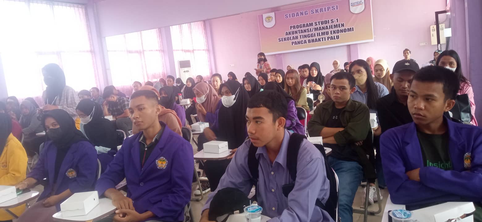 SOSIALISASI,- Ketua Divisi Sosdiklih dan Parmas KPU Sulteng, Dr Sahran Raden saat tampil sebagai narasumber kegiatan sosialisasi di STIE dan Stisipol Panca Bhakti Palu, Kamis (06/10/2022). Foto : HAFSA/PJS.Com