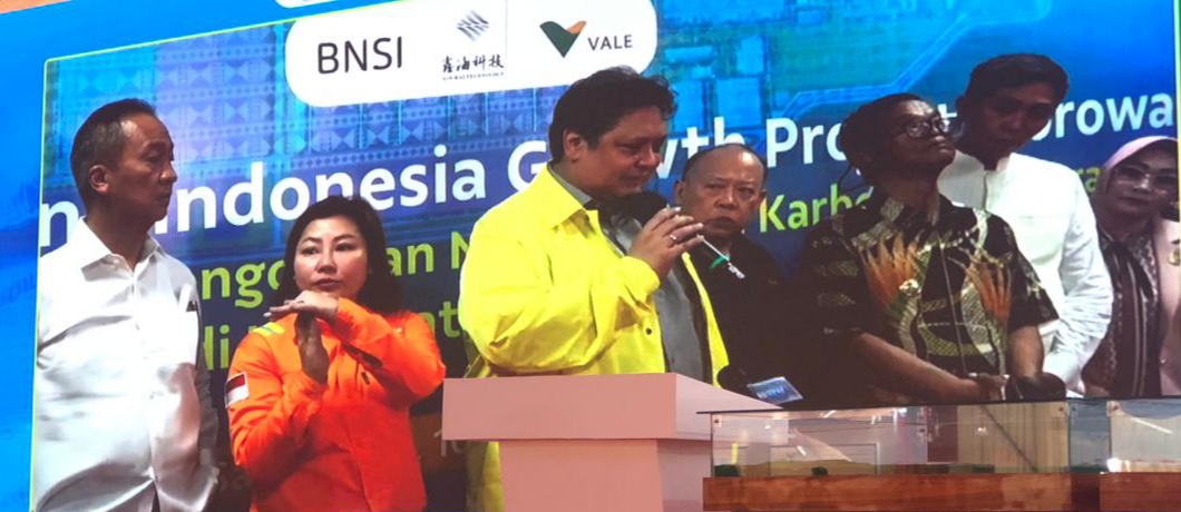Menko Airlangga yang hadir didampingi Menteri Perindustrian Agus Gumiwang Kartasasmita terkesan dengan pelaksanaan pembangunan yang dilakukan PT Vale dan mitra di Blok Bahodopi.Foto : NIA/PIJAR