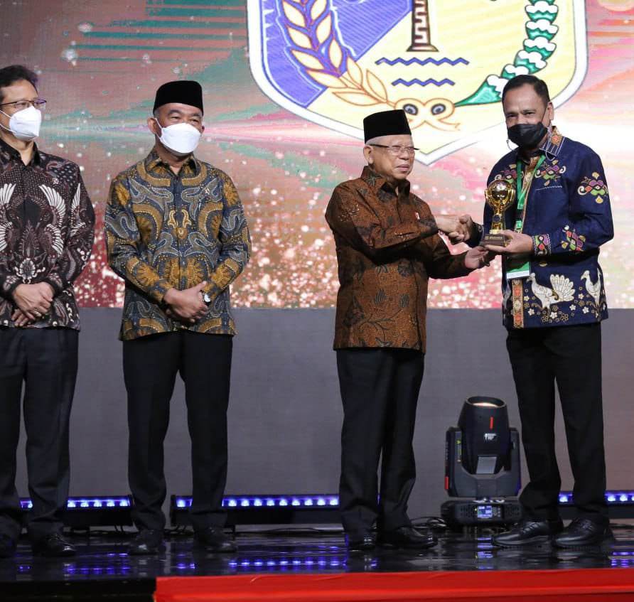 Wakil Gubernur Sulteng, Ma’mun Amir yang hadir mewakili Gubernur Sulteng menerima penghargaan dari Wakil Presiden RI. Foto Humas BPJS/Pijar Sulteng.Com