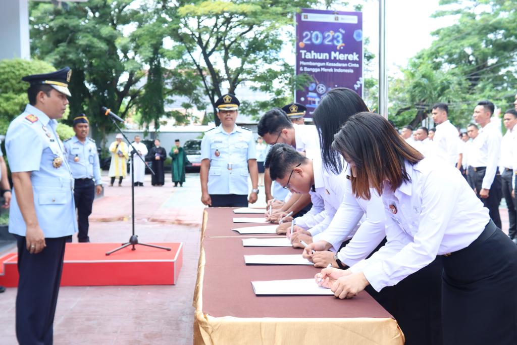 Kakanwil Kumenkumham Sulteng, Budi Argap Situngkir memimpin langsung pelantikan dan pengambilan sumpah PNS baru dan Pejabat Fungsional baru dilaksanakan di Halaman Kanwil Kemenkumham Sulteng, Senin, (13/3/2023). Foto Humas