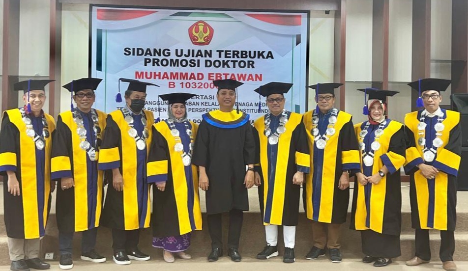 Bersama dengan Rektor dan Ketua Senat Universitas Tadulako usai sidang ujian terbuka promosi doktor di gedung Pascasarjana Universitas Tadulako, Selasa (28/2/2023). IST