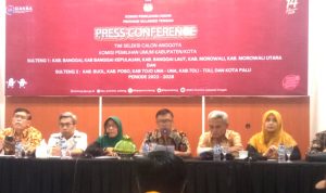 Panitia Timsel Calon Anggota KPU Kabupaten/Kota saat memberikan keterangan dihadapan rekan jurnalis di aula kantor KPU Sulteng di Bilangan Jalan Sparman. Foto : Hafsa/Pijarsulteng.com