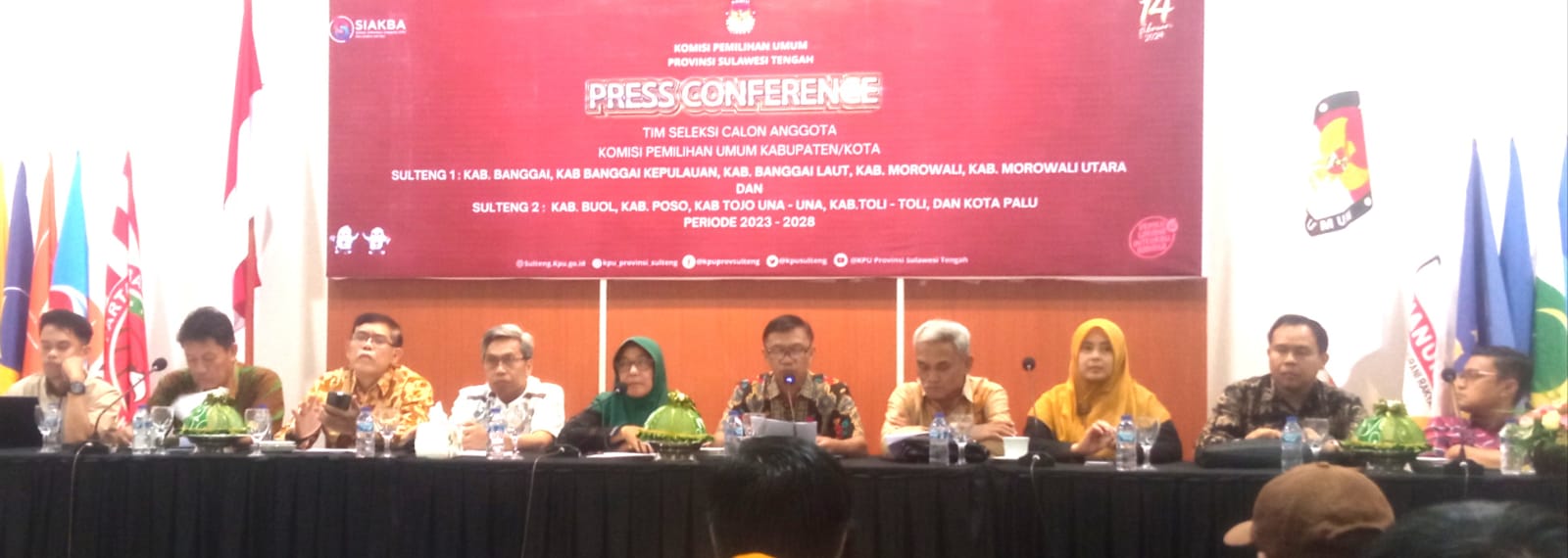 Panitia Timsel Calon Anggota KPU Kabupaten/Kota saat memberikan keterangan dihadapan rekan jurnalis di aula kantor KPU Sulteng di Bilangan Jalan Sparman. Foto : Hafsa/Pijarsulteng.com