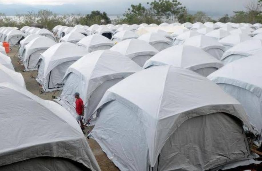 Tenda.- Jejeran tenda yang dibangun relawan di lokasi Ngata Baru, Foto : Arsip Syahnia, PijarSulteng.COM