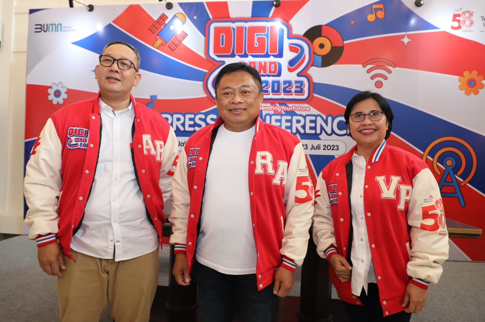KeteranganDirektur Utama Telkom Ririek Adriansyah (tengah) bersama Direktur Enterprise & Business Service Telkom FM Venusiana R (kanan) & SVP Corporate Communication & Investor Relation Telkom Ahmad Reza (kiri) saat kegiatan Press Conference Digiland 2023 di Jakarta, Kamis (6/7/2023. Foto : Humas Telkom.