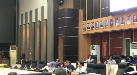 RAPAT. - Ketua Pansus Ranperda Pengelolaan Jasa Lingkungan Hidup saat memimpin rapat pada Selasa (18/7/2023). FOTO : Syahnia/PIJARSULTENG.COM