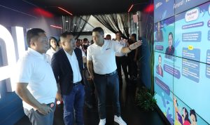 DEPUTI Bidang Sumber Daya Manusia Teknologi dan Informasi Kementerian BUMN Tedi Bharata (tengah) didampingi Direktur Utama Telkom Ririek Adriansyah (kiri) & Direktur Human Capital Management Telkom Afriwandi (kanan) mengunjungi pameran Culture Innovation TelkomGroup pada acara AKHLAK Culture Festival TelkomGroup 2023 di Jakarta, Senin (31/7/2023). Foto : Istimewa