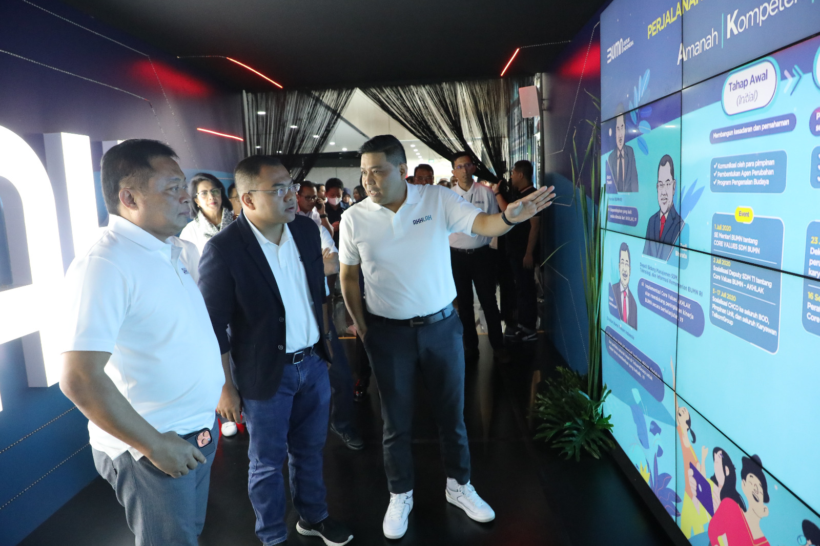 DEPUTI Bidang Sumber Daya Manusia Teknologi dan Informasi Kementerian BUMN Tedi Bharata (tengah) didampingi Direktur Utama Telkom Ririek Adriansyah (kiri) & Direktur Human Capital Management Telkom Afriwandi (kanan) mengunjungi pameran Culture Innovation TelkomGroup pada acara AKHLAK Culture Festival TelkomGroup 2023 di Jakarta, Senin (31/7/2023). Foto : Istimewa