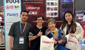 (Kiri-kanan) Manager Games Brand Communication Nuon Muhammad Rizal Prihandoko, SPV Games Business Partnership Nuon Kevin Lahardo, serta Livia Ang & Connie Kang dari NetEase Games di booth ekshibisi Nuon pada gelaran ChinaJoy 2023 beberapa waktu lalu.Foto : istimewa