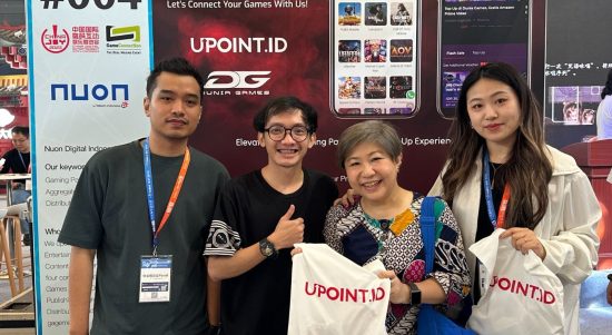 (Kiri-kanan) Manager Games Brand Communication Nuon Muhammad Rizal Prihandoko, SPV Games Business Partnership Nuon Kevin Lahardo, serta Livia Ang & Connie Kang dari NetEase Games di booth ekshibisi Nuon pada gelaran ChinaJoy 2023 beberapa waktu lalu.Foto : istimewa