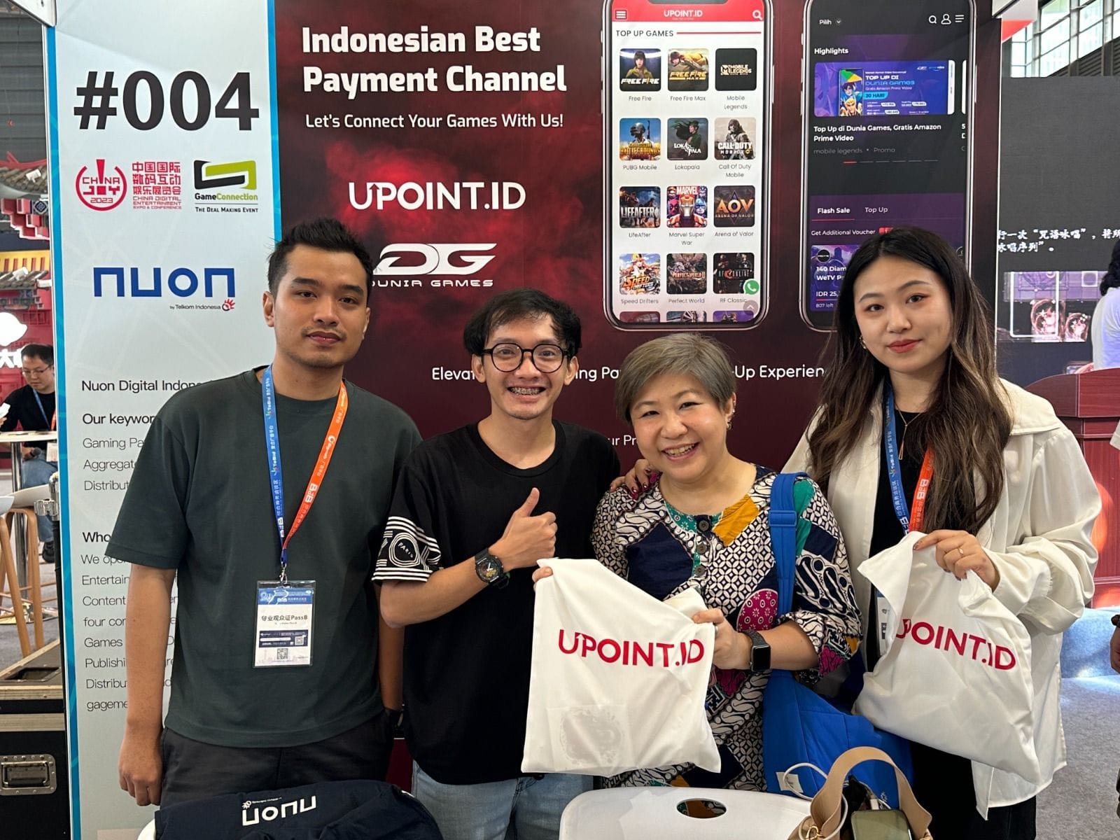 (Kiri-kanan) Manager Games Brand Communication Nuon Muhammad Rizal Prihandoko, SPV Games Business Partnership Nuon Kevin Lahardo, serta Livia Ang & Connie Kang dari NetEase Games di booth ekshibisi Nuon pada gelaran ChinaJoy 2023 beberapa waktu lalu.Foto : istimewa