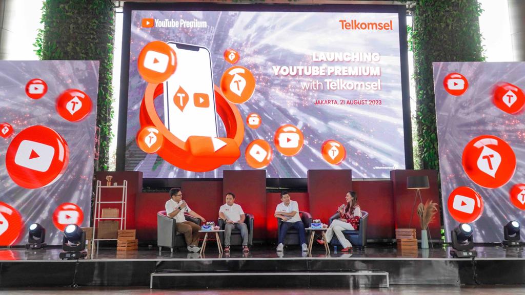 Launching Youtube Premium with Jajaran Telkomsel: (Kiri-kanan): GM Video and Partnership Telkomsel Luthfi Cahya Wibisono, GM Segment and Digital Brand and Communications Telkomsel Andrew Mamahit, dan Head of YouTube Content Partnership Indonesia Suwandi Widjaja di sela-sela peluncuran Paket YouTube Premium Telkomsel, Senin (21/8/2023).Foto : Istimewa