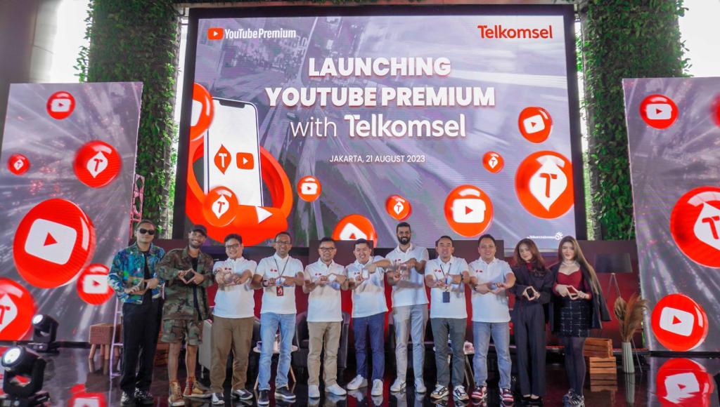 Launching Youtube Premium with Telkomsel: Jajaran Manajemen Telkomsel dan YouTube beserta artis pendukung saat sesi peluncuran Paket YouTube Premium Telkomsel untuk nonton video tanpa interupsi iklan. Berkolaborasi dengan YouTube, Telkomsel menghadirkan paket Kuota Nonton 2 GB seharga Rp 49.000. Foto : Istimewa
