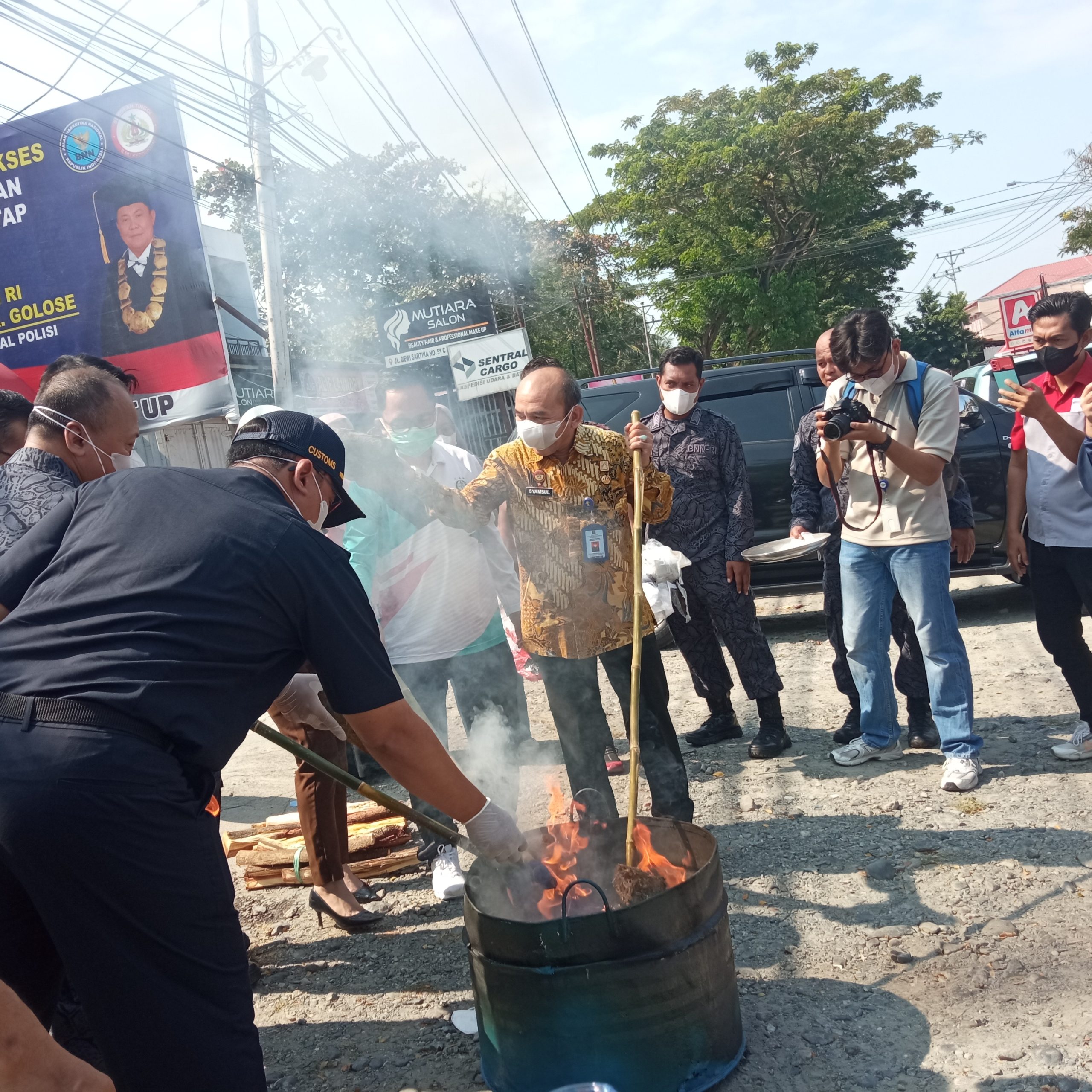 Kepala BNNP Sulawesi Tengah Brigjen Pol Monang Situmorang bersama pihak Kejaksaan Tinggi Negeri dan Forpimda, melakukan pemusnahan Narkotika jenis Ganja seberat kurang lebih 9 Kg ,Jumat(4/8/2023). Foto : Hafsa/PijarSulteng