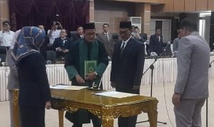 Ketua DPRD Sulawesi Tengah, H Nilam Sari Lawira, saat prosesi pelantikan dan pengambilan sumpah jabatan anggota PAW, dalam sidang paripurna istimewa, Senin, 14 Agustus 2023. (Foto: Istimewa) 