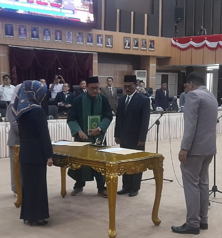 Ketua DPRD Sulawesi Tengah, H Nilam Sari Lawira, saat prosesi pelantikan dan pengambilan sumpah jabatan anggota PAW, dalam sidang paripurna istimewa, Senin, 14 Agustus 2023. (Foto: Istimewa) 