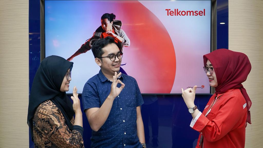 Telkomsel hadirkan layanan pelanggan khusus teman tuli di 19 titik GraPARI yang tersebar di seluruh Indonesia. Berkolaborasi dengan Silang.id, Telkomsel memberikan Pembelajaran Bahasa Isyarat Indonesia (Bisindo) kepada para petugas layanan untuk memiliki keahlian bahasa isyarat yang dapat memudahkan komunikasi teman tuli berinteraksi dengan staf GraPARI. Foto : Istimewah