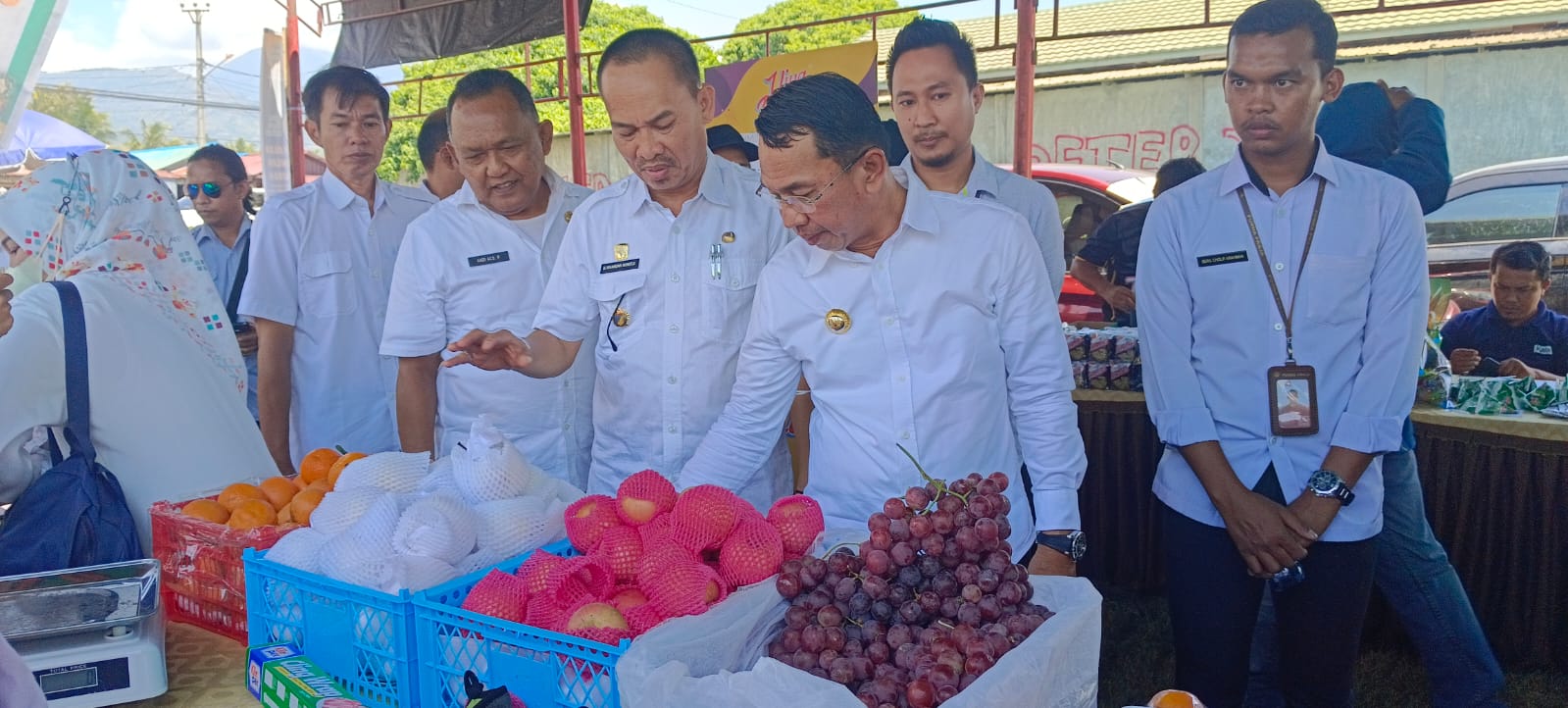 TINJAU PASAR MURAH- Kadis Pangan Provinsi Tengah Iskandar Nongtji bersama Bupati Sigi Irwan Lapatta meninggal stand pasar murah di Lapangan Kotapulu, Dolo, Selasa(4/10/2023).Foto : Istimewah