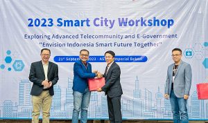 CMO PINS Dwi Pratomo Juniarto (kedua dari kiri) menerima cindera mata dari VP of Chunghwa Telecom International & Chairman of Chunghwa Telecom Singapore Vincent Chen (kedua dari kanan) disaksikan General Manager of CHT INFINITY Group Roger Liu (paling kanan) dan Vice Chairman of APTIKNAS & CEO of Masterdata Andi Tanudiredja (paling kiri) pada acara Smart City Workshop 2023, di Bekasi beberapa waktu lalu. Foto : Istimewah