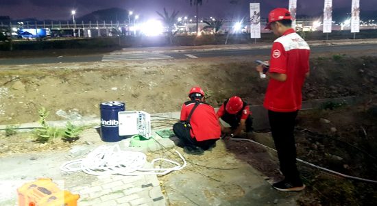 *Keterangan foto:* Petugas lapangan TelkomGroup meyiapkan jaringan infrastruktur telekomunikasi di area Sirkuit Mandalika jelang pelaksanaan Gelaran Internasional MotoGP Mandalika 2023, beberapa waktu lalu. Telkom kembali sukses berkontribusi menghadirkan layanan telekomunikasi optimal selama gelaran MotoGP berlangsung melalui penyediaan jaringan infrastruktur telekomunikasi dengan total kapasitas bandwith 12,26 Gbps di 6 venue utama MotoGP. Foto : Istimewah