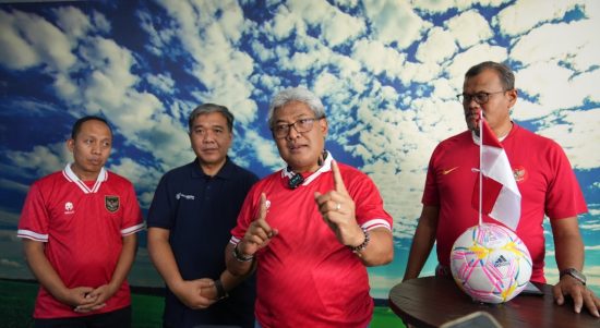 Direktur Network & IT Service Telkom Herlan Wijanarko (kedua dari kanan), EVP Telkom Regional V Area Jatim Bali Nusa Tenggara Teddy Hartadi (kedua dari kiri), EGM Divisi Service Operation Telkom Suharyoto (paling kanan) dan Direktur Operation Telkom Akses Ambari (paling kiri) saat jumpa media jelang pembukaan pertandingan sepak bola bertaraf internasional FIFA U-17 World Cup 2023 di Surabaya, beberapa waktu yang lalu.istimewa