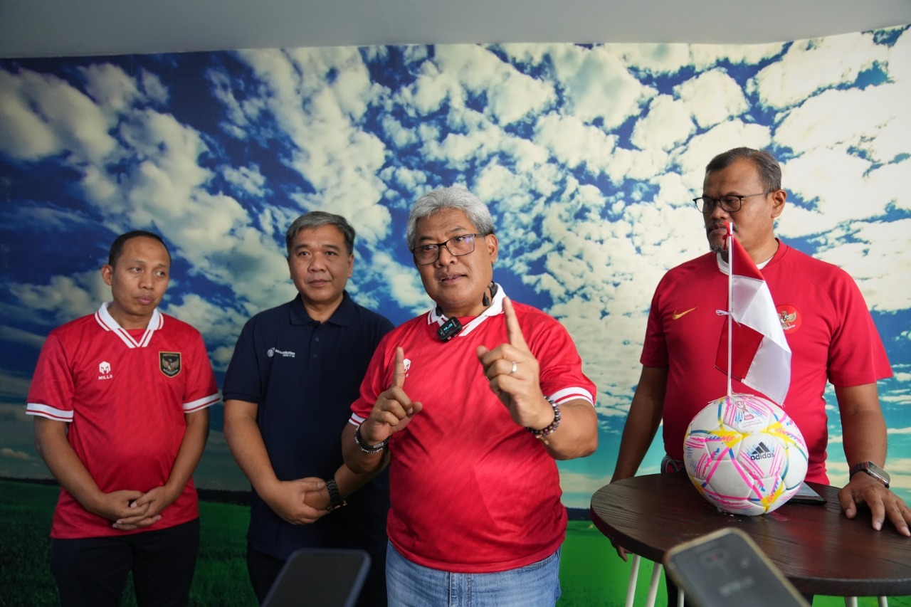 Direktur Network & IT Service Telkom Herlan Wijanarko (kedua dari kanan), EVP Telkom Regional V Area Jatim Bali Nusa Tenggara Teddy Hartadi (kedua dari kiri), EGM Divisi Service Operation Telkom Suharyoto (paling kanan) dan Direktur Operation Telkom Akses Ambari (paling kiri) saat jumpa media jelang pembukaan pertandingan sepak bola bertaraf internasional FIFA U-17 World Cup 2023 di Surabaya, beberapa waktu yang lalu.istimewa