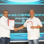 SVP Telco & Digital Goods Services Finnet, Dandit Hardiarto (kiri) dan Direktur Utama E2pay Razer Fintech Company, Cecil Constantino usai penandatanganan kerja sama dalam penyediaan voucher games digital antara Finnet & E2Pay Razer di Jakarta beberapa waktu lalu.Foto : Istimewah