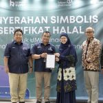 Kepala PMU Sertifikasi Surveyor Indonesia Afrinal (kedua dari kiri) menyerahkan simbolis sertifikat halal kepada perwakilan UMKM disaksikan Direktur Komersial Surveyor Indonesia Saifuddin Wijaya (paling kiri), Deputy EVP SOE Service Telkom, Fajar Wibawa (kedua dari kanan) dan SM Rumah BUMN Telkom Adrian Sani Harahap di Jakarta beberapa waktu yang lalu.Fpto : Istimewah