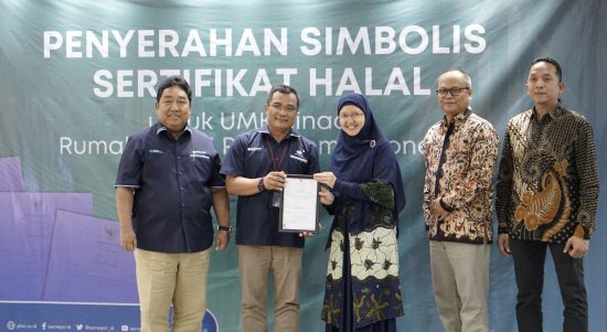 Kepala PMU Sertifikasi Surveyor Indonesia Afrinal (kedua dari kiri) menyerahkan simbolis sertifikat halal kepada perwakilan UMKM disaksikan Direktur Komersial Surveyor Indonesia Saifuddin Wijaya (paling kiri), Deputy EVP SOE Service Telkom, Fajar Wibawa (kedua dari kanan) dan SM Rumah BUMN Telkom Adrian Sani Harahap di Jakarta beberapa waktu yang lalu.Fpto : Istimewah
