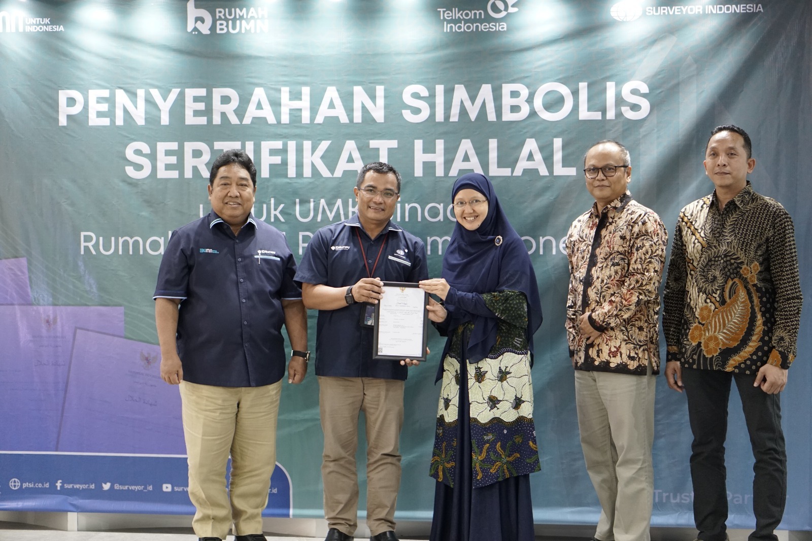Kepala PMU Sertifikasi Surveyor Indonesia Afrinal (kedua dari kiri) menyerahkan simbolis sertifikat halal kepada perwakilan UMKM disaksikan Direktur Komersial Surveyor Indonesia Saifuddin Wijaya (paling kiri), Deputy EVP SOE Service Telkom, Fajar Wibawa (kedua dari kanan) dan SM Rumah BUMN Telkom Adrian Sani Harahap di Jakarta beberapa waktu yang lalu.Fpto : Istimewah