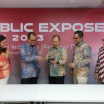Direktur Keuangan & Manajemen Risiko Telkom Heri Supriadi (tengah), Direktur Strategic Portfolio Telkom Budi Setyawan Wijaya (kedua dari kiri), Direktur Keuangan & Manajemen Risiko Telkomsel Mohamad Ramzy (kedua dari kanan), VP Corporate Communication Telkom Andri Herawan Sasoko (paling kanan) dan VP Investor Relation Telkom Anetta Hasan (paling kiri) pada Public Expose Live Telkom 2023 di Jakarta, Kamis (30/11/2023).Foto : Dok/Humas