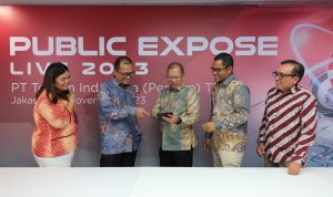 Direktur Keuangan & Manajemen Risiko Telkom Heri Supriadi (tengah), Direktur Strategic Portfolio Telkom Budi Setyawan Wijaya (kedua dari kiri), Direktur Keuangan & Manajemen Risiko Telkomsel Mohamad Ramzy (kedua dari kanan), VP Corporate Communication Telkom Andri Herawan Sasoko (paling kanan) dan VP Investor Relation Telkom Anetta Hasan (paling kiri) pada Public Expose Live Telkom 2023 di Jakarta, Kamis (30/11/2023).Foto : Dok/Humas