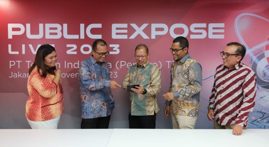 Direktur Keuangan & Manajemen Risiko Telkom Heri Supriadi (tengah), Direktur Strategic Portfolio Telkom Budi Setyawan Wijaya (kedua dari kiri), Direktur Keuangan & Manajemen Risiko Telkomsel Mohamad Ramzy (kedua dari kanan), VP Corporate Communication Telkom Andri Herawan Sasoko (paling kanan) dan VP Investor Relation Telkom Anetta Hasan (paling kiri) pada Public Expose Live Telkom 2023 di Jakarta, Kamis (30/11/2023).Foto : Dok/Humas