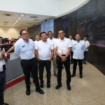 Wakil Menteri Badan Usaha Milik Negara (BUMN) Kartika Wirjoatmodjo (kedua dari kiri) didampingi Direktur Utama Telkom Ririek Adriansyah (Ketiga dari kiri), Direktur Network Telkomsel Indra Mardiatna, dan Direktur Keuangan dan Manajemen Risiko Telkomsel Mohamad Ramzy meninjau Integrated Operation Center Telkomsel dalam rangkaian acara kunjungan ke Posko TelkomGroup SIAGA NARU 2023/2024 di Jakarta, Jumat (29/12/2023).Foto : Istimewah