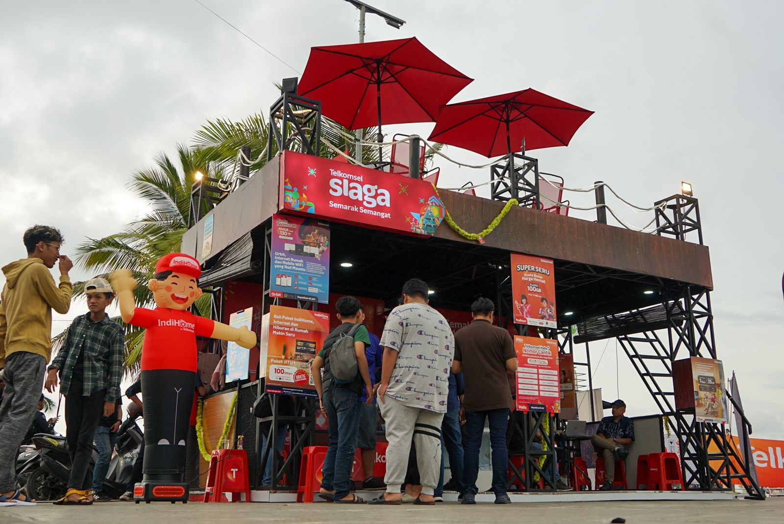 Trafik akses broadband Telkomsel Regional Sulawesi selama momen Natal dan Tahun Baru (NARU) 2023/2024 meningkat 14,15 persen dari rerata hari biasa pada 2023 dan naik hingga 26,92 persen dibandingkan periode yang sama tahun lalu.Foto : Istimewah
