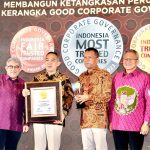 Direktur Utama Infomedia Eddy Sofryano (kedua dari kiri) saat menerima penghargaan Indonesia Trusted Company Based on Corporate Governance Perception Index (CGPI) pada ajang Indonesia Good Corporate Governance Award yang digelar oleh The Indonesian Institute for Corporate Governance (IICG) dan SWA Media Group. Foto : Istimewa