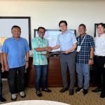 *Keterangan foto:* *Foto 1:* Chief Executive Officer (CEO) Telin Budi Satria Dharma Purba (keempat dari kiri) dan Senior Vice President KT Corporation Jehoon Myung (ketiga dari kanan) usai penandatanganan Memorandum of Understanding (MoU) komitmen konsorsium ALPHA disaksikan Direktur Utama Telko Chief Executive Officer (CEO) Telin Budi Satria Dharma Purba (ketiga dari kiri) dan Senior Vice President KT Corporation Jehoon Myung (keempat dari kanan) usai penandatanganan Memorandum of Understanding (MoU) komitmen konsorsium ALPHA disaksikan Direktur Utama Telkom Ririek Adriansyah (kedua dari kiri), Direktor Wholesale & International ServiceTelkom Bogi Witjaksono (keempat dari kanan), Direktur Group Business Development Telkom Honesty Basyir (paling kiri) dan jajaran KT Corporation di Hawaii beberapa waktu lalu. Foto : Istimewah