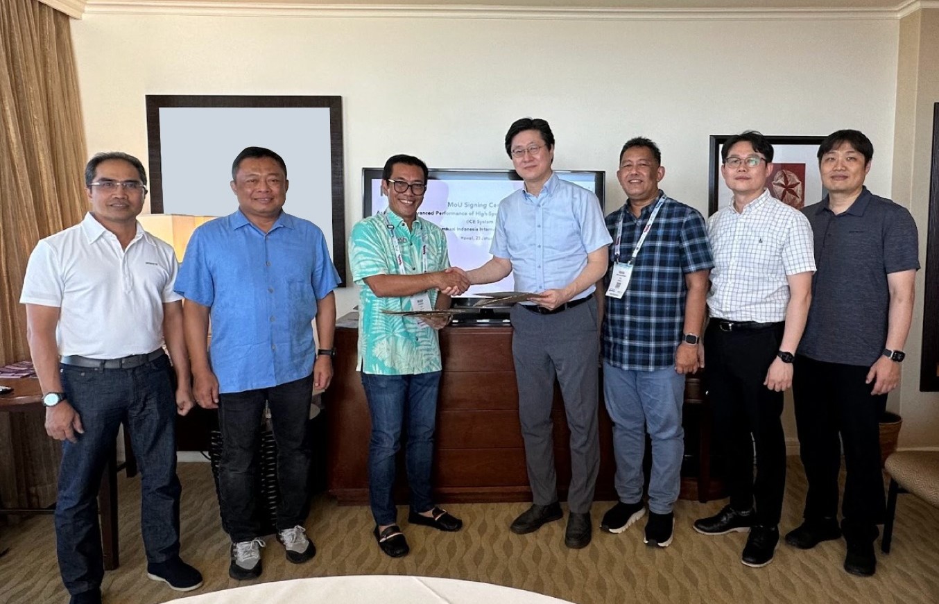 *Keterangan foto:* *Foto 1:* Chief Executive Officer (CEO) Telin Budi Satria Dharma Purba (keempat dari kiri) dan Senior Vice President KT Corporation Jehoon Myung (ketiga dari kanan) usai penandatanganan Memorandum of Understanding (MoU) komitmen konsorsium ALPHA disaksikan Direktur Utama Telko Chief Executive Officer (CEO) Telin Budi Satria Dharma Purba (ketiga dari kiri) dan Senior Vice President KT Corporation Jehoon Myung (keempat dari kanan) usai penandatanganan Memorandum of Understanding (MoU) komitmen konsorsium ALPHA disaksikan Direktur Utama Telkom Ririek Adriansyah (kedua dari kiri), Direktor Wholesale & International ServiceTelkom Bogi Witjaksono (keempat dari kanan), Direktur Group Business Development Telkom Honesty Basyir (paling kiri) dan jajaran KT Corporation di Hawaii beberapa waktu lalu. Foto : Istimewah