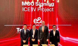 Nabil Baccouche, Group Chief Carrier Wholesale Officer e& (kiri), Seif Mounib, Vice President International and Wholesale Telecom Egypt (kedua dari kanan) dan Budi Satria Dharma Purba, Chief Executive Officer (CEO) Telin (paling kanan) saat penandatanganan MoU Pengembangan SKKL ICE System IV Project di Dubai (7/2/2024).Foto : Istimewah