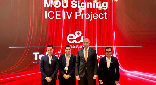 Nabil Baccouche, Group Chief Carrier Wholesale Officer e& (kiri), Seif Mounib, Vice President International and Wholesale Telecom Egypt (kedua dari kanan) dan Budi Satria Dharma Purba, Chief Executive Officer (CEO) Telin (paling kanan) saat penandatanganan MoU Pengembangan SKKL ICE System IV Project di Dubai (7/2/2024).Foto : Istimewah