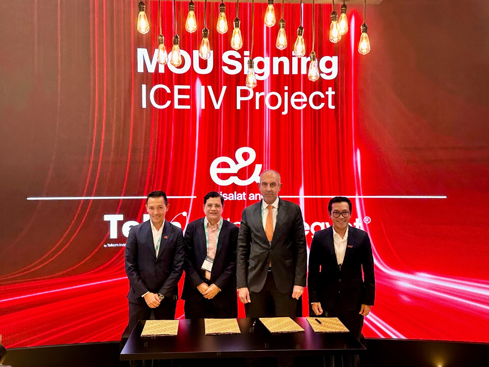 Nabil Baccouche, Group Chief Carrier Wholesale Officer e& (kiri), Seif Mounib, Vice President International and Wholesale Telecom Egypt (kedua dari kanan) dan Budi Satria Dharma Purba, Chief Executive Officer (CEO) Telin (paling kanan) saat penandatanganan MoU Pengembangan SKKL ICE System IV Project di Dubai (7/2/2024).Foto : Istimewah