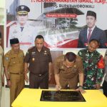 Foto Pj Bupati Morowali A Rachmansyah Ismail meneken prasasti peresmian kantor Inspektorat. Foto : Istimewah
