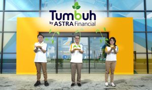 Project Director Astra Financial Event 2024, Tan Chian Hok (tengah) bersama dengan Co-Project Director Astra Financial Event 2024, Daniel Hartono (kiri) dan Leader Sales Program Astra Financial Event 2024, Windy Riswantyo (kanan) membuka secara simbolis TUMBUH by Astra Financial melalui platform virtual zoom pada Selasa, 5 Maret 2024.Foto : Istimewa