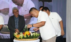 Prosesi potong tumpeng dalam rangka menyambut HUT Telin ke-17 yang dilakukan oleh Direktur Wholesale & International Service Telkom, Bogi Witjaksono, disaksikan oleh Direktur Network & IT Solution Telkom, Herlan Wijanarko. Foto ; Istimewa