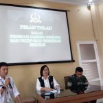 Salah Satu Narasumber dari Perwakilan TNI, Riswanto Buhang, tengah memaparkan materi dengan tema Kampanye percepatan penurunan stunting momentum strategis KIE Internasional kepada kelompok atau komunitas, di kafe Triffel F, Senin (6/05/2024). Foto : Hafsa/PJS.Com