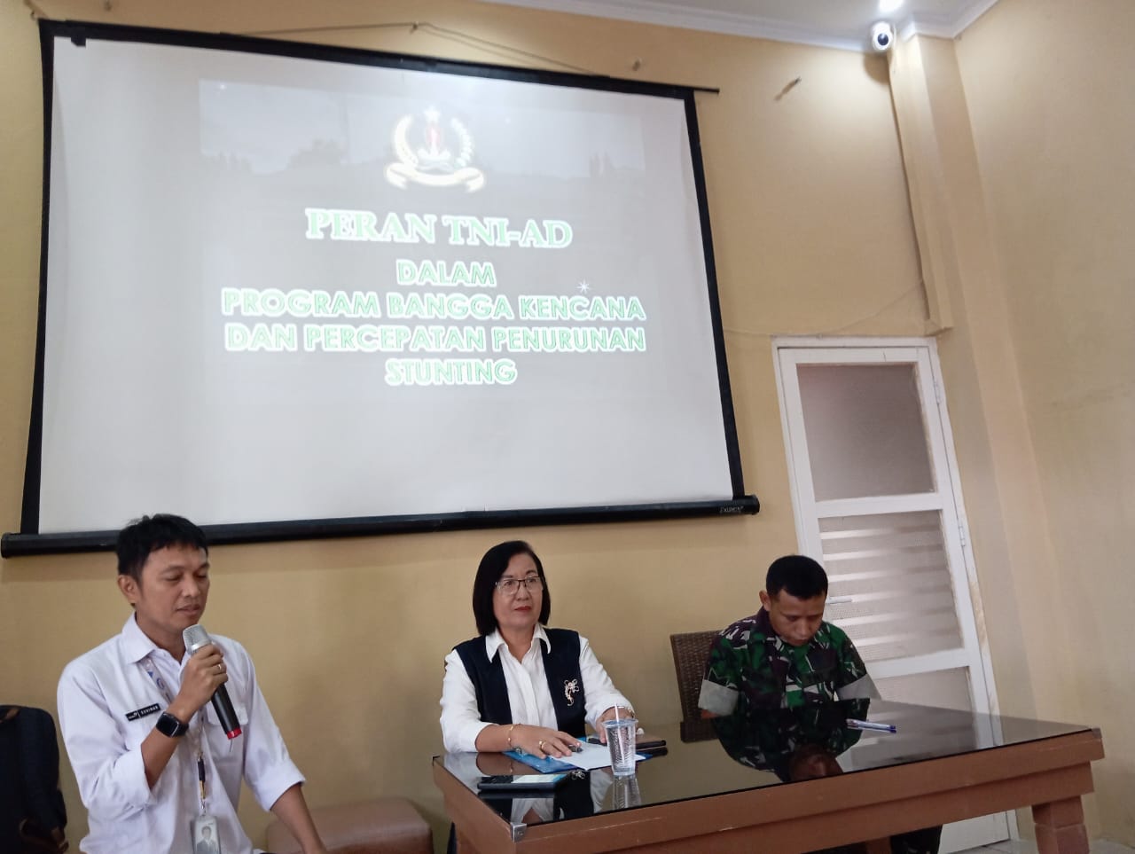Salah Satu Narasumber dari Perwakilan TNI, Riswanto Buhang, tengah memaparkan materi dengan tema Kampanye percepatan penurunan stunting momentum strategis KIE Internasional kepada kelompok atau komunitas, di kafe Triffel F, Senin (6/05/2024). Foto : Hafsa/PJS.Com
