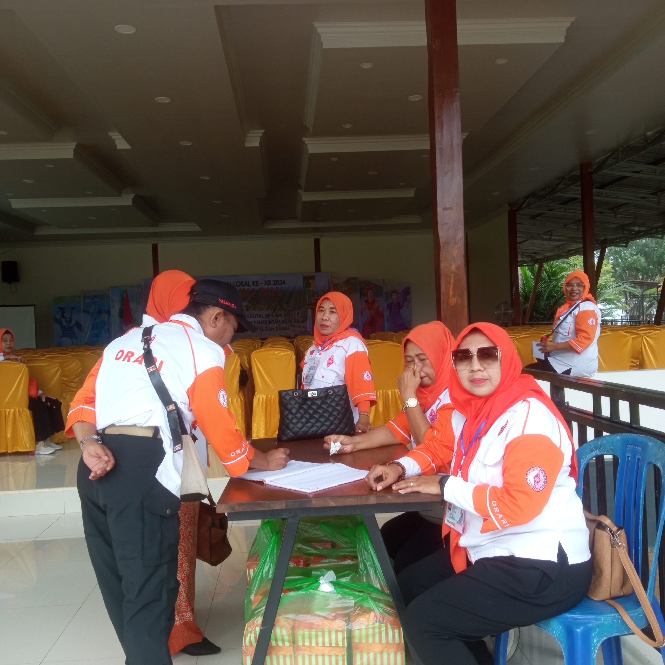 Panitia Muslok ke - XII ORARI Lokal Palu, siap bertugas. foto : Hafsa/PJs. Minggu ( 19/5/2024) di Taipa Beach Palu