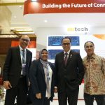 Duta Besar RI untuk Kazakhstan Fadjroel Rachman (kedua dari kiri), Direktur Group Business Development Telkom Honesti Basyir (kedua dari kanan), dan Direktur Utama Nutech Dina Hakiki (paling kiri) saat mengunjungi Booth Nutech pada ITS Asia Pacific Forum 2024 beberapa waktu lalu. Foto : Istimewa